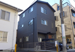 遠目からですと濃い茶色？って感じですが、 アップで見ると少しグレー掛ってみえる不思議な外壁