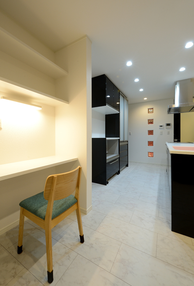 キッチンの奥に設けた家事コーナー。PCで調べ物をしたり、子どもたちが小学校から持ち帰ってくるプリントを貼るなど、八面六臂の活躍