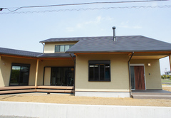 塗り壁仕上げの和モダンで落ち着いた外観【小野田産業～designers house project～】