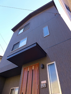 シャープさを強調。汚れも目立ちにくいダーク系の３階建て【建築システム（狭小住宅専門店）】