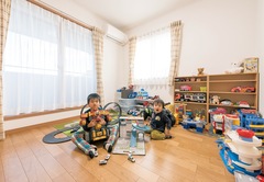 2つある子ども部屋は、同じ広さにして兄弟平等に。個室ながらも、将来仲良く往き来できるよう、隣り合わせで配置した【静鉄ホームズ】