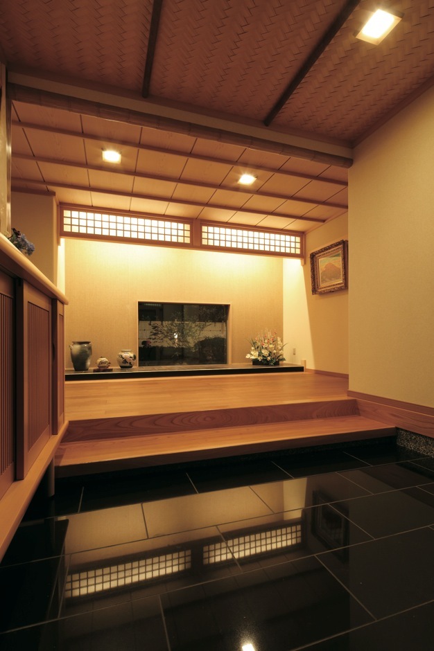 人を招くことの喜びを実感できる優美な玄関ホール。黒御影石、ケヤキの式台、ブラックチェリーの床、槐の柱、下り障子など、和のしつらいに心が和む