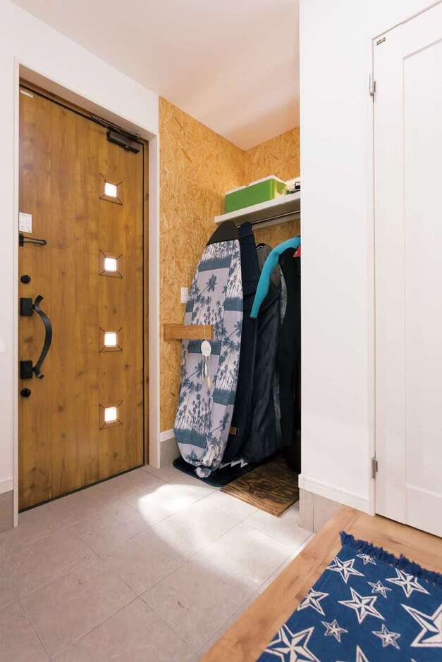玄関土間にサーフボードラックを設計