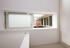 湯船に浸かりながら、窓から紅葉や桜が見える贅沢な浴室