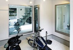 リビングと玄関ホールの両方から自慢の愛車を眺めることができる