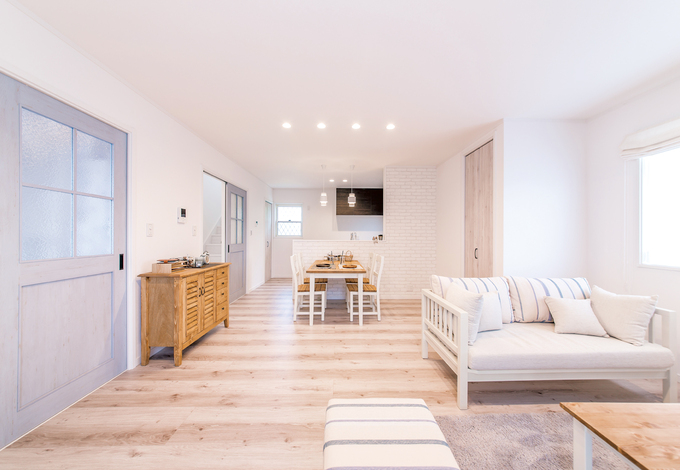 17.7畳のLDKは甘くなりすぎず、落ち着きのあるアンティークデザイン。手作り感のあるドアのやさしい色やぬくもりのある木目の質感に注目