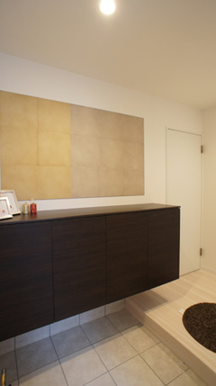 子世帯の玄関はタイルとモダンな雰囲気で高級感を出した【小野田産業～designers house project～】
