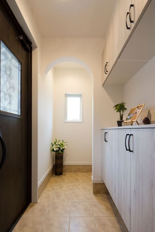 シューズインクローゼット付きの玄関。玄関収納はカウンター型にしてスッキリとした印象に