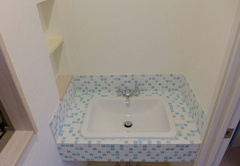 南欧風の水色のドアに合わせて洗面はモザイクタイル！トイレの手洗いと言えども自分色にこだわった