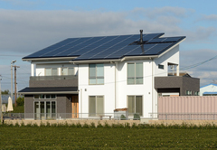 屋根一体型の太陽光発電を搭載したスタイリッシュな外観。3月だけで14万円以上の売電収入があり、月々の住宅ローンの返済額を優に越えているそう【Yamaguchi Design 】
