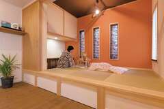 見学会で見て「これだ」と一目惚れした小上がりの畳コーナー。カウンターを設け、パソコンスペースやスタディコーナーに。お子さんのお昼寝タイムでも作業ができる【フジモクの家（富士木材）】