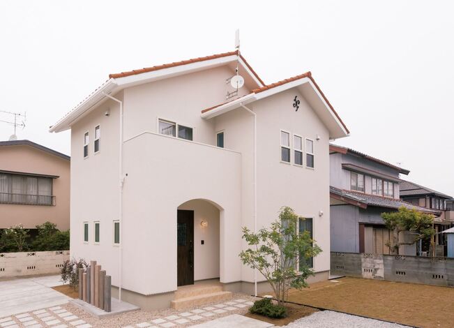 特殊工法で塗り壁に見える外壁には、火事・地震・騒音に強いALCを使用。オレンジ屋根や白い上げ下げ窓などかわいいポイントが満載