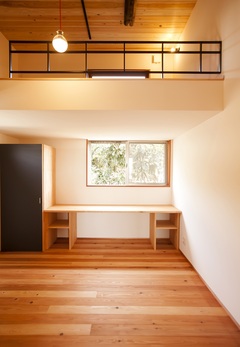 こども部屋、狭い部屋でもロフトで開放的な空間に。収納やデスクも造作で