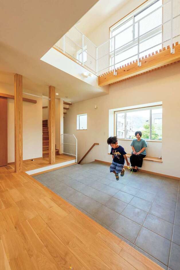 広い土間は、時として子どもの遊び場にも。生活の中で玄関を身近に感じられるので、ちょっとした外出も楽しくなったそう。北側に位置しているが窓を大きく取っているため、明るい空間に