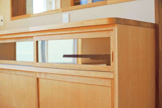 家の中の家具や建具はすべて木の温もりを感じる造作で。縁の面取に職人の優しさを感じる