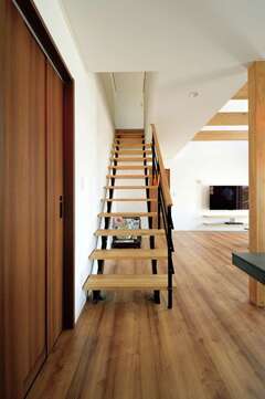 吹抜け空間をさらに開放的に感じさせるオープン階段【Yamaguchi Design 】