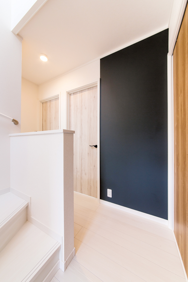 2 階ホールの壁をおうち黒板に。子どもの落書きスペースや家族へのメッセージボードとして便利に使える