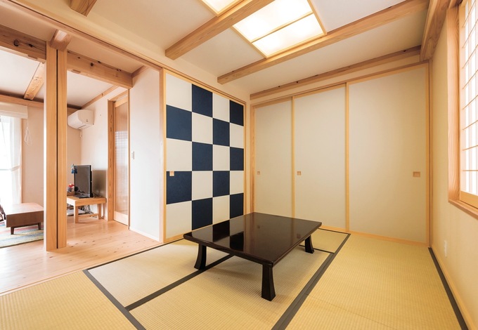 大きなふすまのおかげで和室もすっきり広々。照明は展示場を参考に