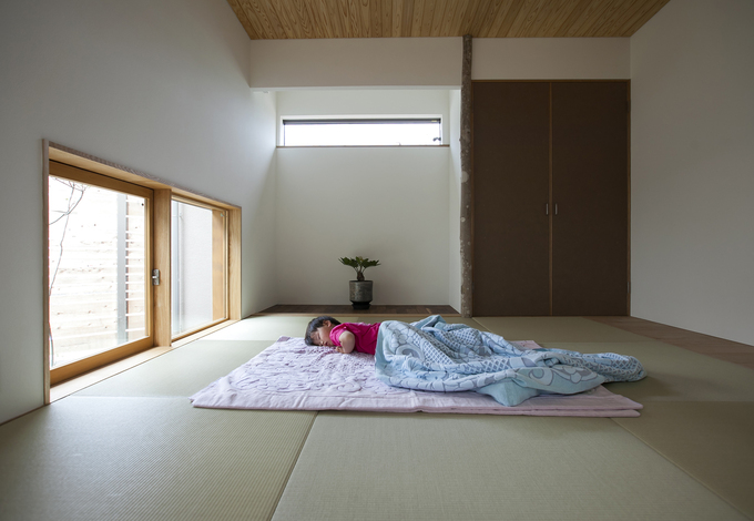 リビングから一段上がった和室。小さな子供がお昼寝をするには最適な場所。母親も子供の様子を見ながら安心して家事ができる。