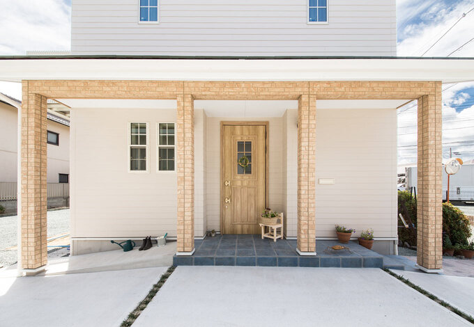 レンガ調のアクセント外壁と玄関扉の色の統一感が美しい