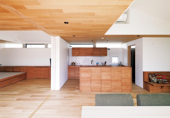 キッチンはオリジナルのアイランド型。隣接するご主人の居室との間の壁に建具が収納され、閉めれば個室になる