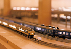 車内まで光る電車の模型はすべてご主人の手づくり。これから線路周りの植栽や情景を作り込んでいくのが楽しみ。ご主人のさらなる夢は、16編成の新幹線を走らせること！【フジモクの家（富士木材）】