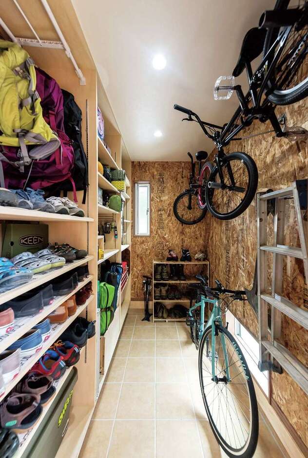 土間収納には趣味のアウトドア用品やBMXをディスプレイのように収納