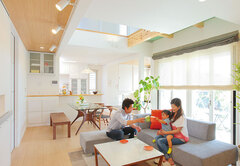 吹抜けの開放感あふれるLDK。「こどもにや さしいはみんなにやさしい」をモットーに、子ど も目線で考えた同社の安心安全な家づくり は、経済産業省後援のキッズデザイン賞を6 年連続で受賞している