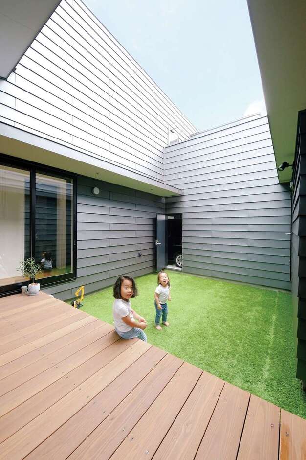 建物で「の」の字に囲まれた中庭は、第二のリビングとして親子のコミュニケーションを育む。リビング、主寝室、インナーガレージとも直結している