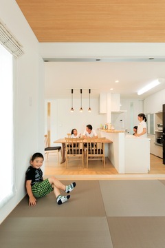 子ども連れのママ友が遊びに来た時も重宝する小上がりの畳コーナー。キッチンのすぐそばだから安心【Yamaguchi Design 掛川店（アイフルホーム 掛川店）】