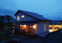 匠の熟練技を要する一文字瓦を採用した大屋根の外観【住宅工房 アリアンス】