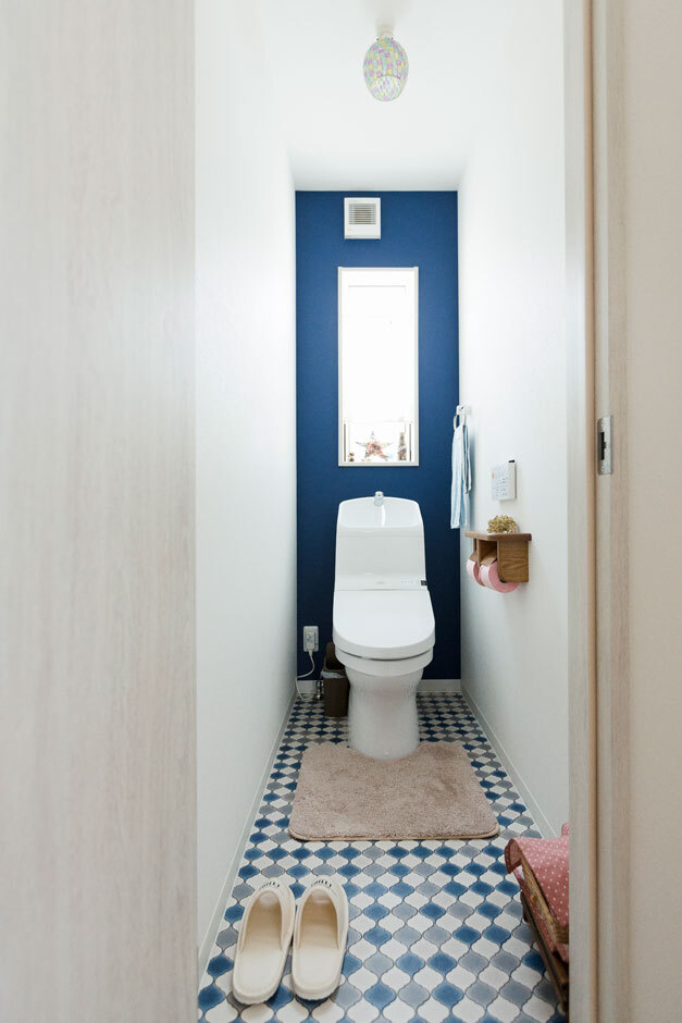 トイレの内装でもご夫婦のこだわりが発揮できている。逆にトイレだからこそ！？遊び心と冒険心で思い切った色使いも怖くない