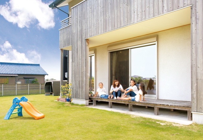庭側の壁に張った杉板は、風合いが変化していい雰囲気に。広い芝生の庭は、お子さんが駆け回ったり、みんなでバーベキューをしたりと大活躍