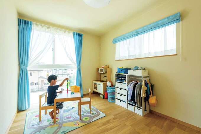 3階の子ども部屋。腰高窓の下はフィックス窓にして、日中の陽の光をたっぷり取り入れる