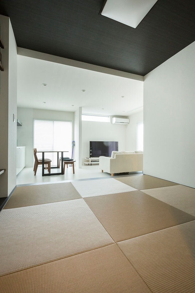 リビング脇には落ち着きのある畳スペース4.5畳。来客はもちろん、畳でのお昼寝も楽しみの１つとなっている