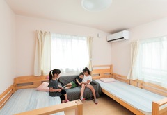 後から間仕切りするにしてもコストがかかるので、子ども部屋は最初から3つ用意。小さいうちは兄弟みんなで行き来する【アイフルホーム焼津店 （三住建設）】