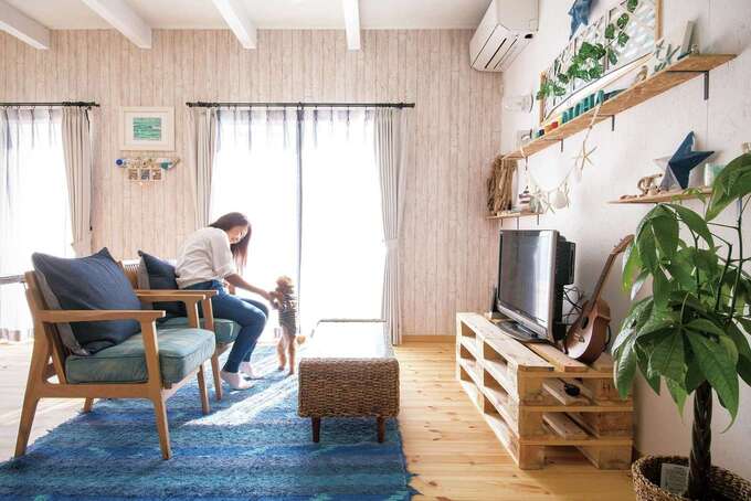 テレビボードは、運搬用パレットを重ねて作った