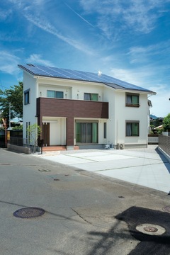 屋根一面に大型ソーラーパネルを搭載し、光熱費は毎月黒字。自然の光と風を上手に採り込むパッシブデザインで、より省エネに貢献【Yamaguchi Design 掛川店（アイフルホーム 掛川店）】