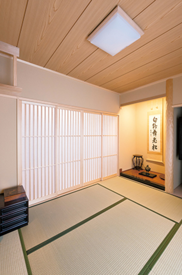 1階のご両親の世帯の、仏間も備えた本格和室。モダンな建具も似合う