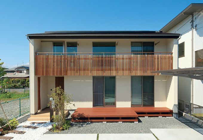 正面からは四角く見える外観。絶妙の勾配を持つ大きな屋根は太陽光発電の効率も良いそう