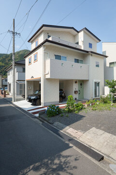 レンガ調の外壁で南欧風の優しいたたずまい。日当りの良いバルコニーを２階、3階とも配置し、機能性も重視した【建築システム（狭小住宅専門店）】