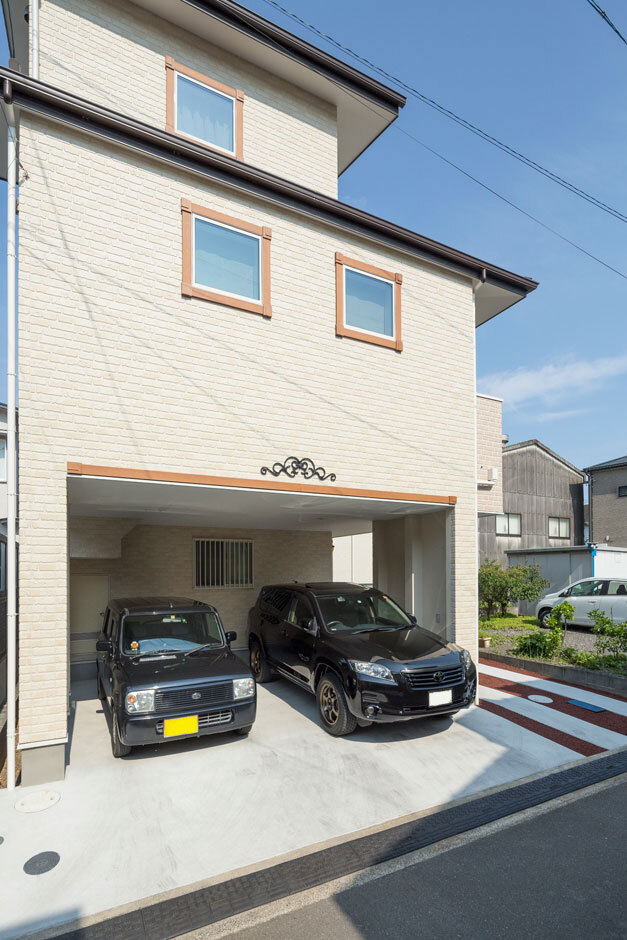 門型フレーム工法を採用したインナーガレージ。雨の日も傘いらずで車の乗り降りが可能だ