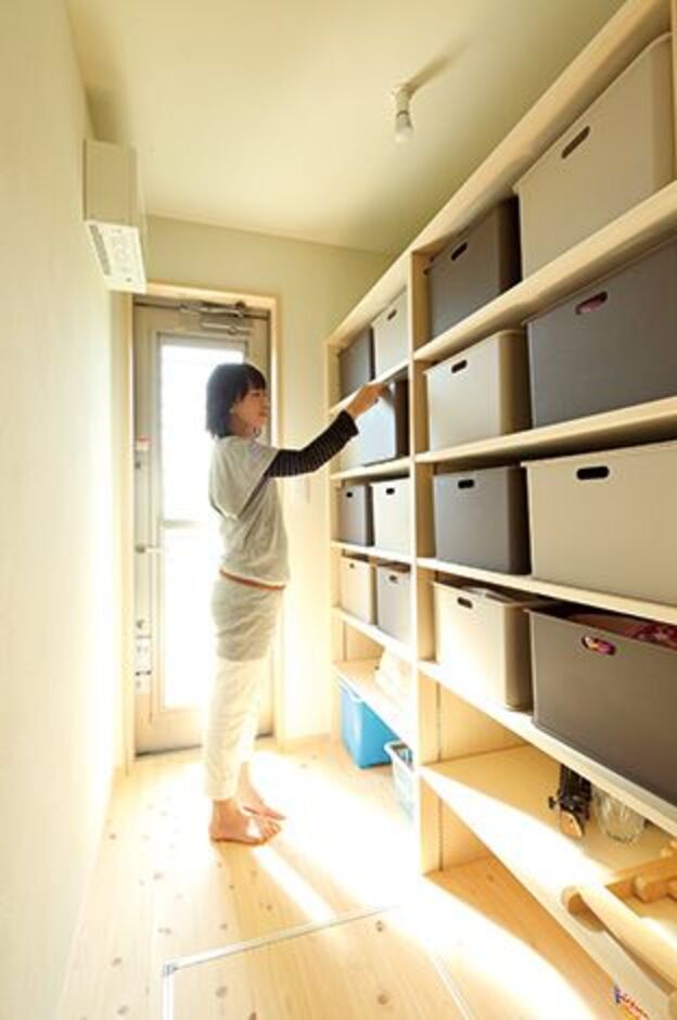 大容量のキッチン収納スペースは、使いやすい棚を造作して、見た目にも機能的にも快適