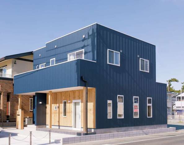 写真向かって右側1階がサロン用空間と玄関。左側が住居用玄関