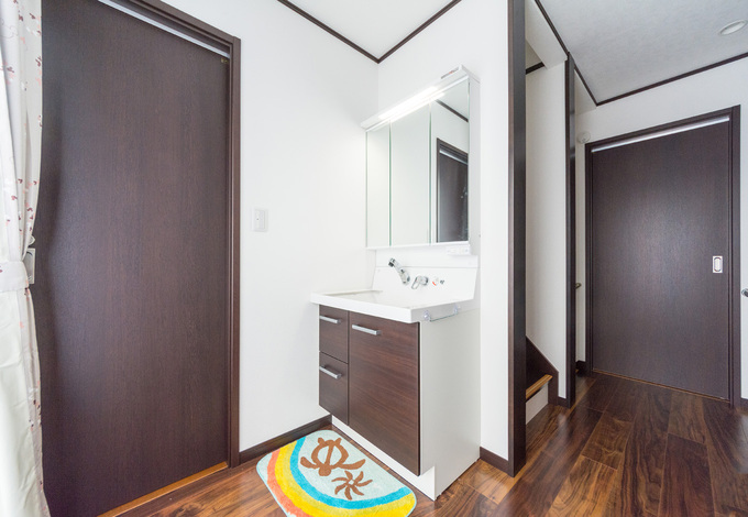 2階のトイレ横にも洗面化粧台を設置。二世帯にとって、朝の忙しい時間帯には嬉しいポイント