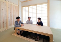 和室は天井を土佐和紙、壁を稚内珪藻土で仕上げ、建具も含め健康に配慮した空間となっている。堀ごたつも同社大工の手技が光る逸品である。この造作座卓は床下に収納することができるので、布団を敷く時にも邪魔にならない【アクトホーム】