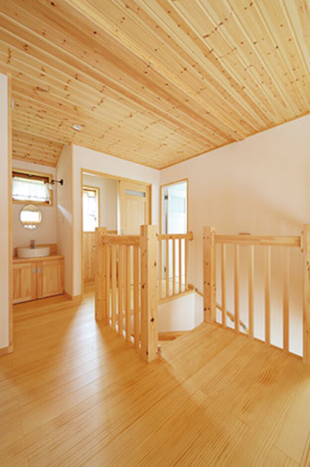 階段も壁で囲わず、見通しのいい格子の手すりに。ホールの使い方は自由自在