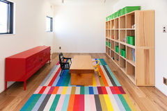 カラフルなカーペットのお部屋は姉妹のプレイルーム。こんなに楽しめるお部屋だと夜になってもなかなか眠れないのでは？大好きなキャラクターとウォールステッカーに囲まれ朝の目覚めもウキウキ気分【建築システム（狭小住宅専門店）】