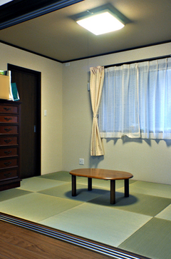 琉球畳のシンプルな和室は両親の寝室も兼ねており、引き戸を閉めれば個室として使用することもでる【静鉄ホームズ】
