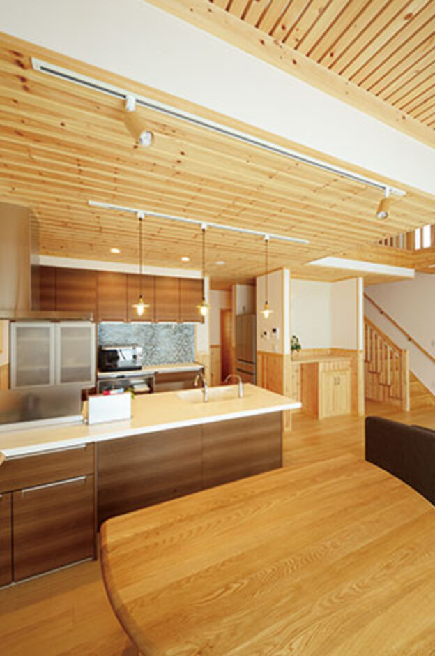 奥さまが動きやすいよう、キッチンをベースに動線が考えられている。キッチンの裏側に食品庫、 水回りを配置